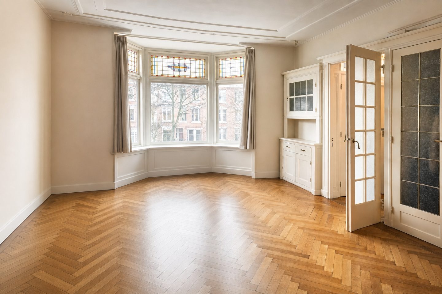 Jaren-30 voorkamer met erker, Zuid — Opgeruimd