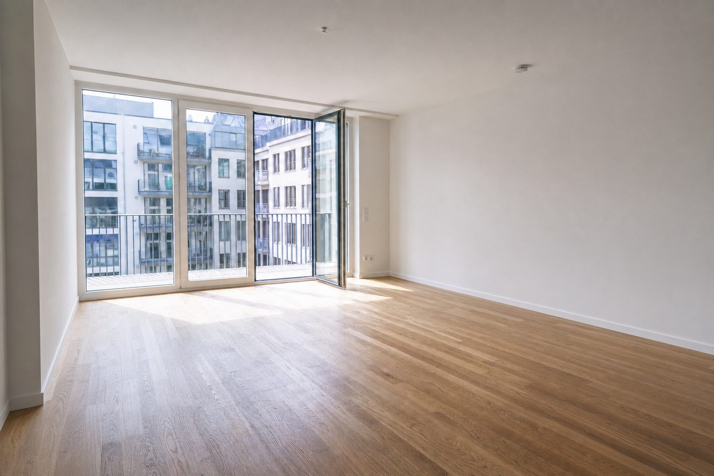 Neubau-Wohnzimmer, Mitte — Entrümpelt