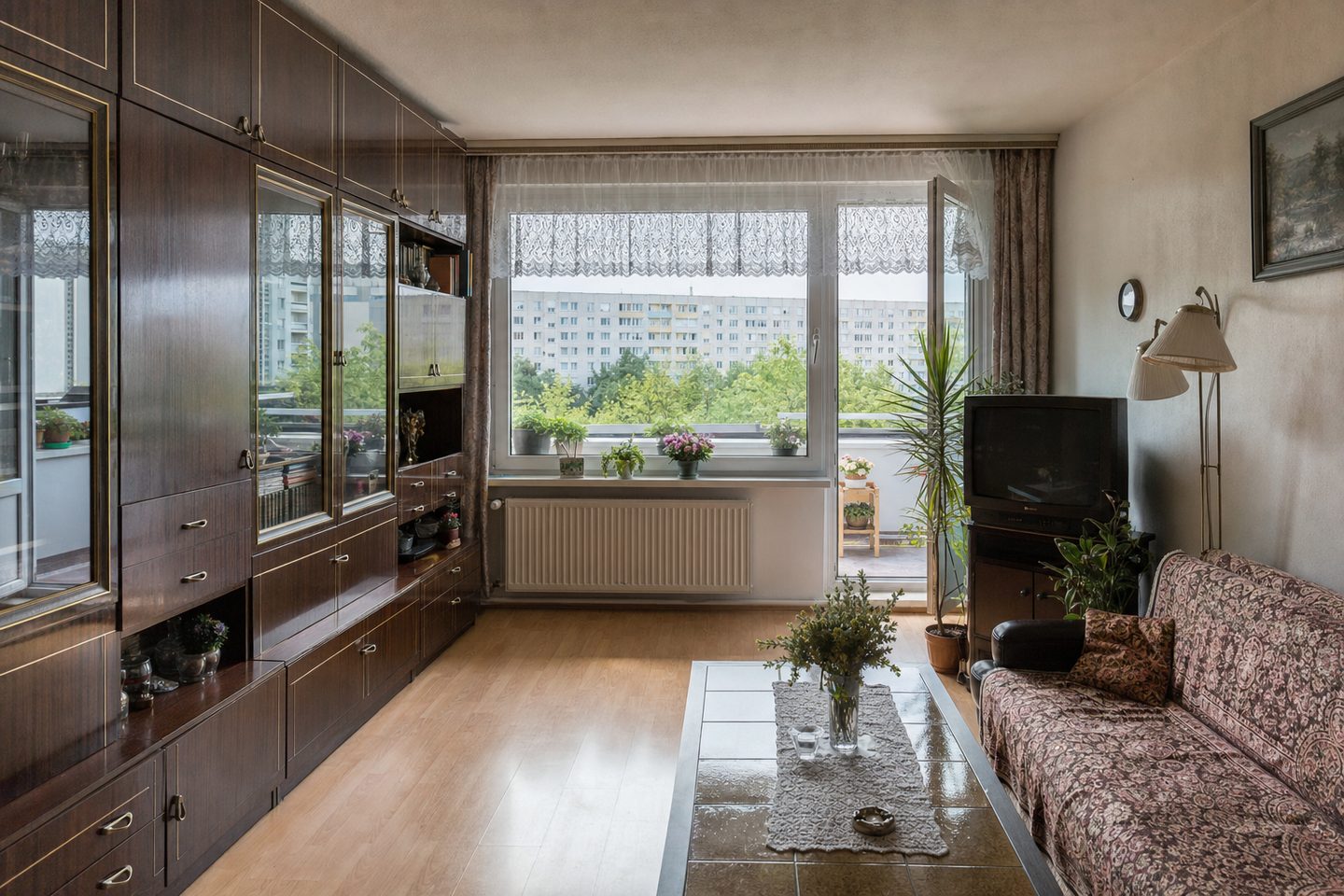 Plattenbau-Wohnzimmer mit Loggia, Gorbitz — Original