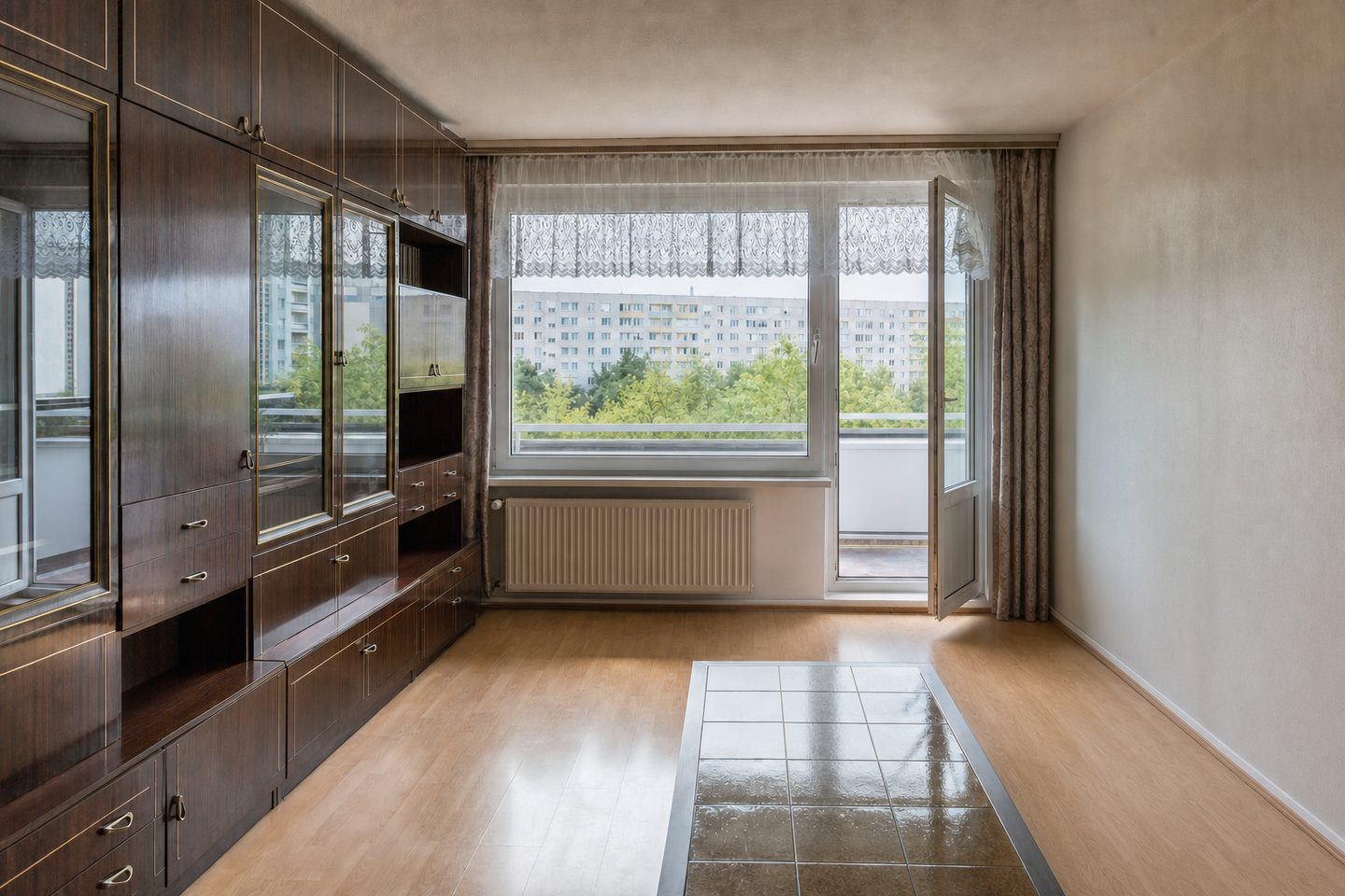 Plattenbau-Wohnzimmer mit Loggia, Gorbitz — Entrümpelt
