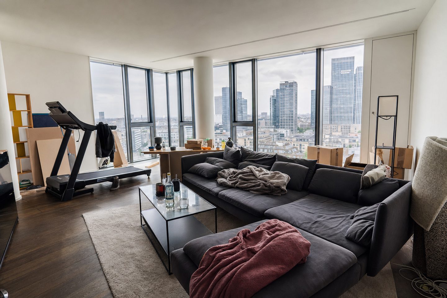 Hochhauswohnung mit Skyline-Blick, Europaviertel — Original