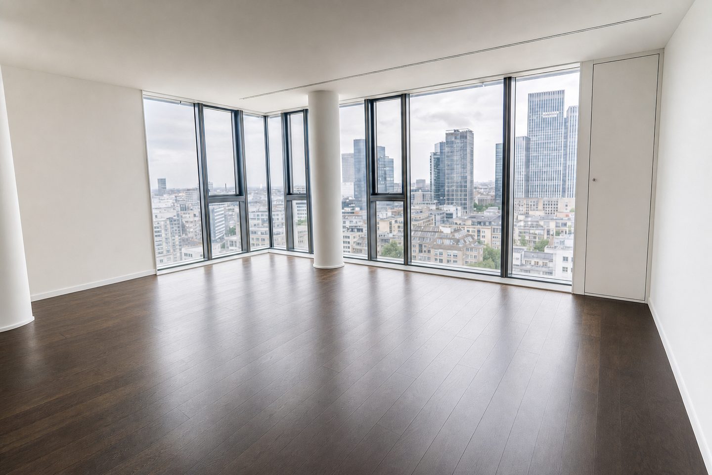 Hochhauswohnung mit Skyline-Blick, Europaviertel — Entrümpelt