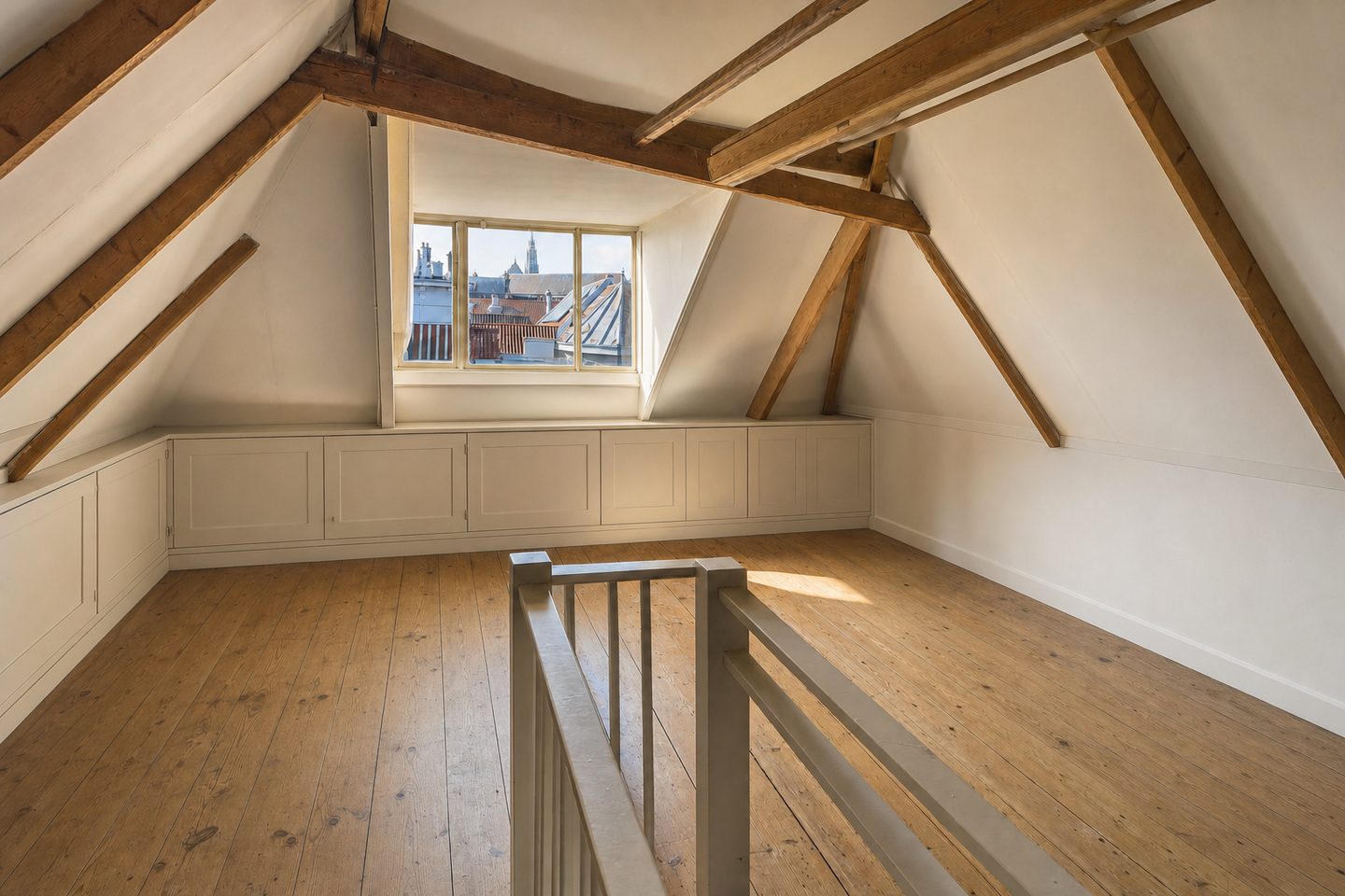 Zolderslaapkamer, Vijfhoek — Opgeruimd