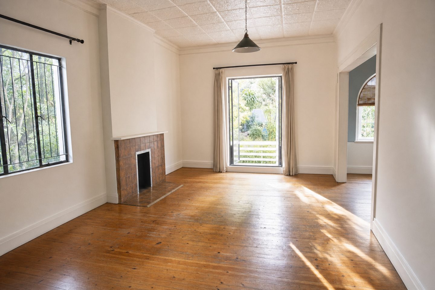 Cottage lounge, Parktown North — Decluttered