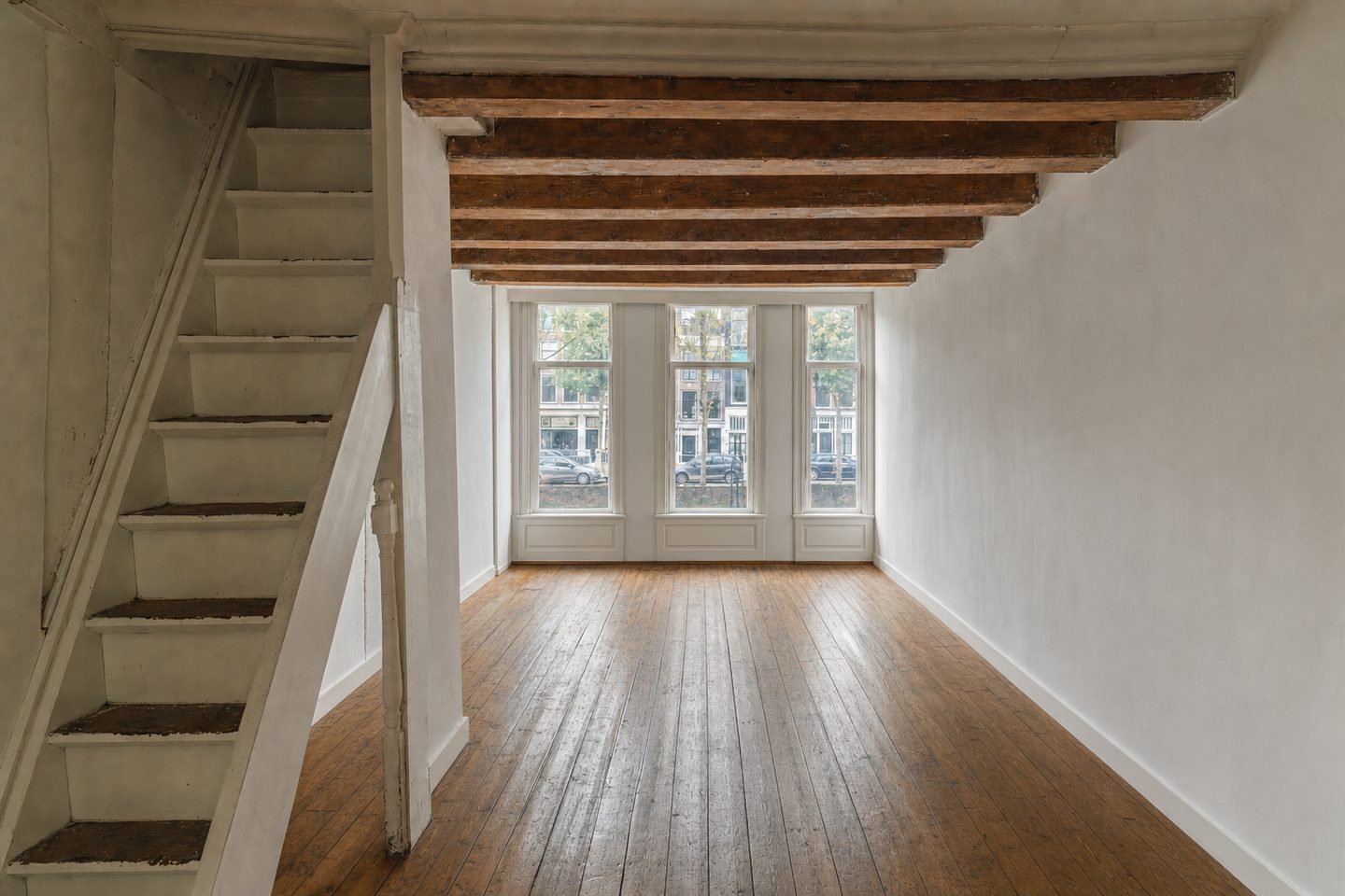 Woonkamer in een smal grachtenpandje, Bloemgracht — Opgeruimd