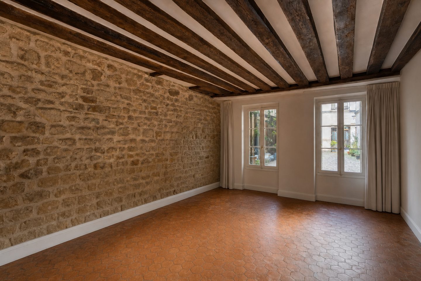 Séjour à poutres apparentes, Haut Marais — Désencombré
