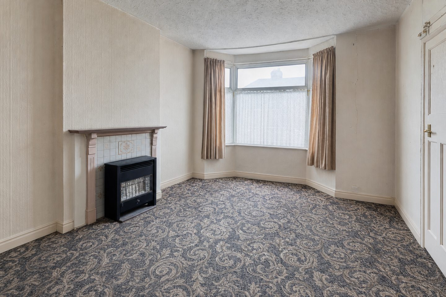 Back-to-back front room, Harehills — Decluttered