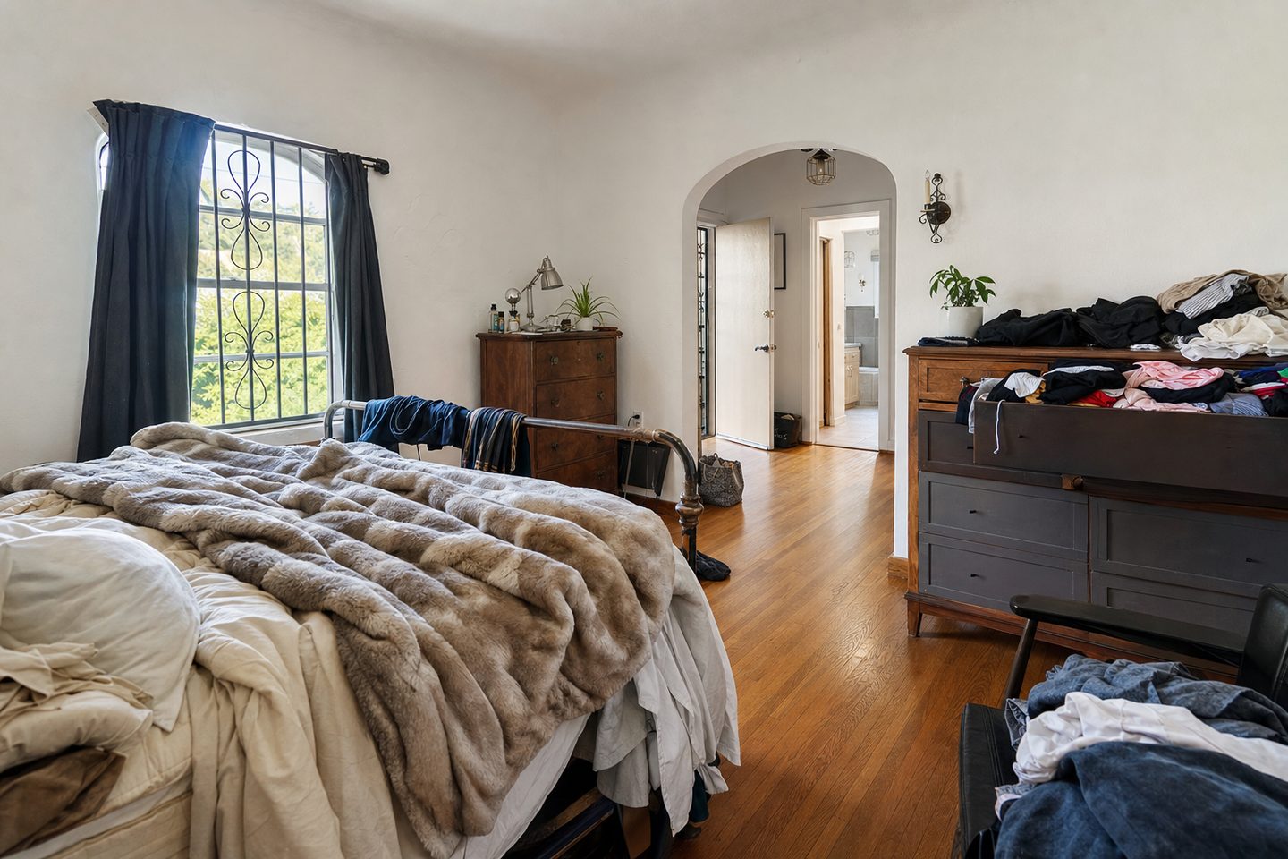 Spanish bungalow bedroom, Pasadena — Original