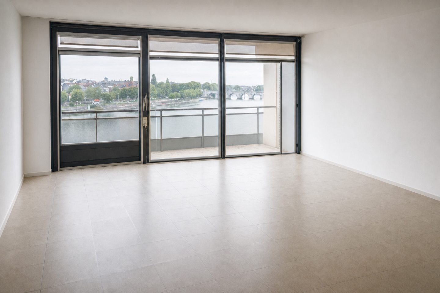 Woonkamer appartement, Céramique — Opgeruimd