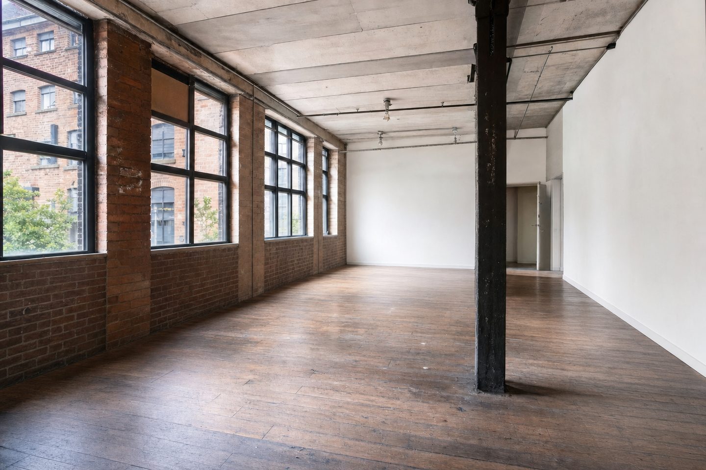 Mill conversion living space, Ancoats — Decluttered