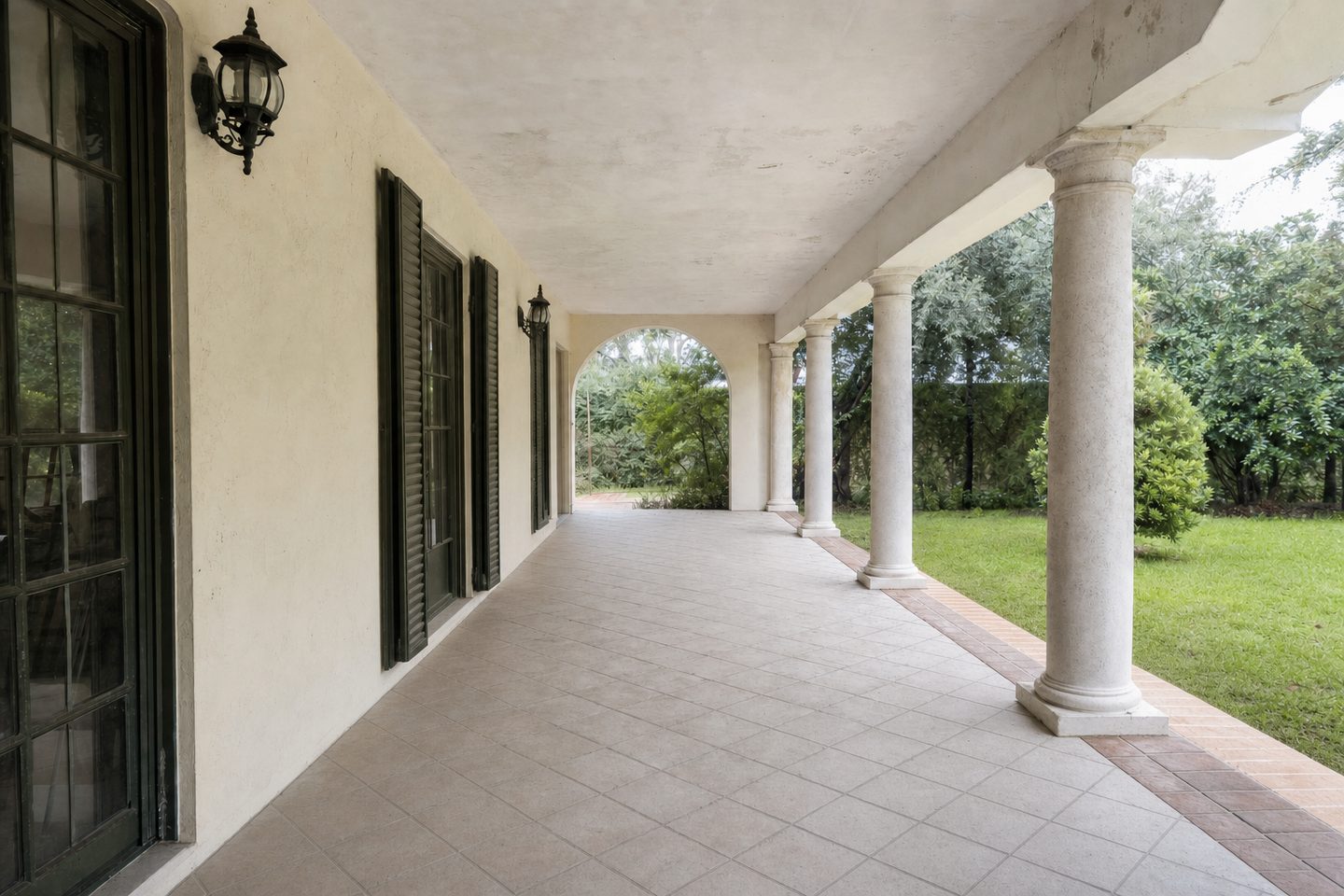 Villa terrace lounge, Coral Gables — Decluttered