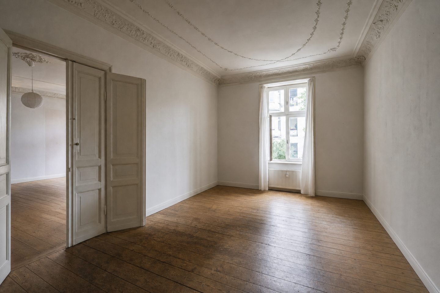 Berliner Zimmer im Gründerzeit-Altbau, Helmholtzkiez — Entrümpelt