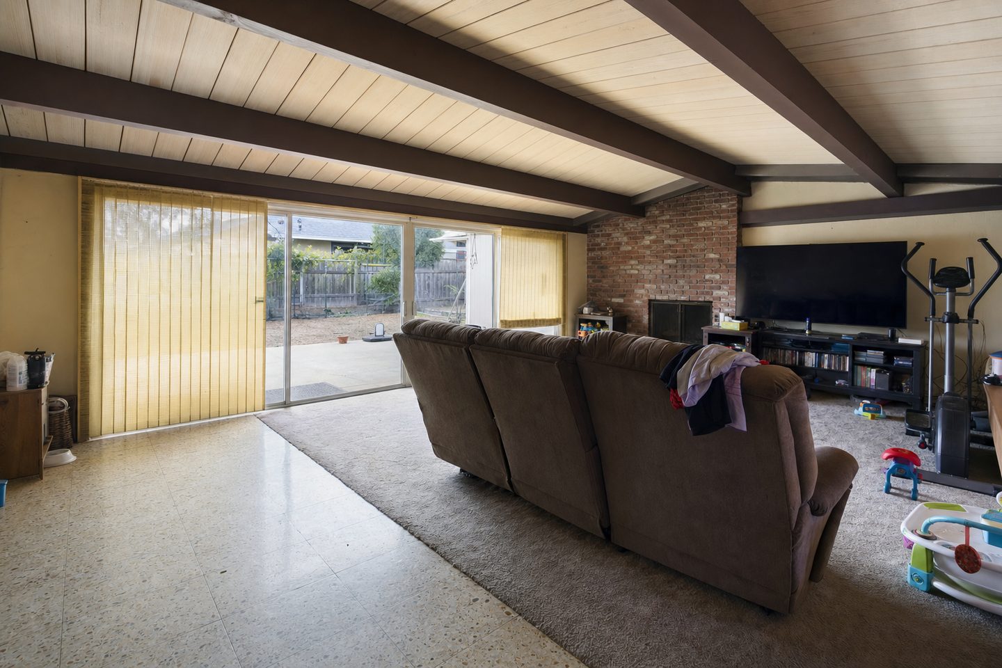 Post-and-beam ranch family room, Clairemont — Original