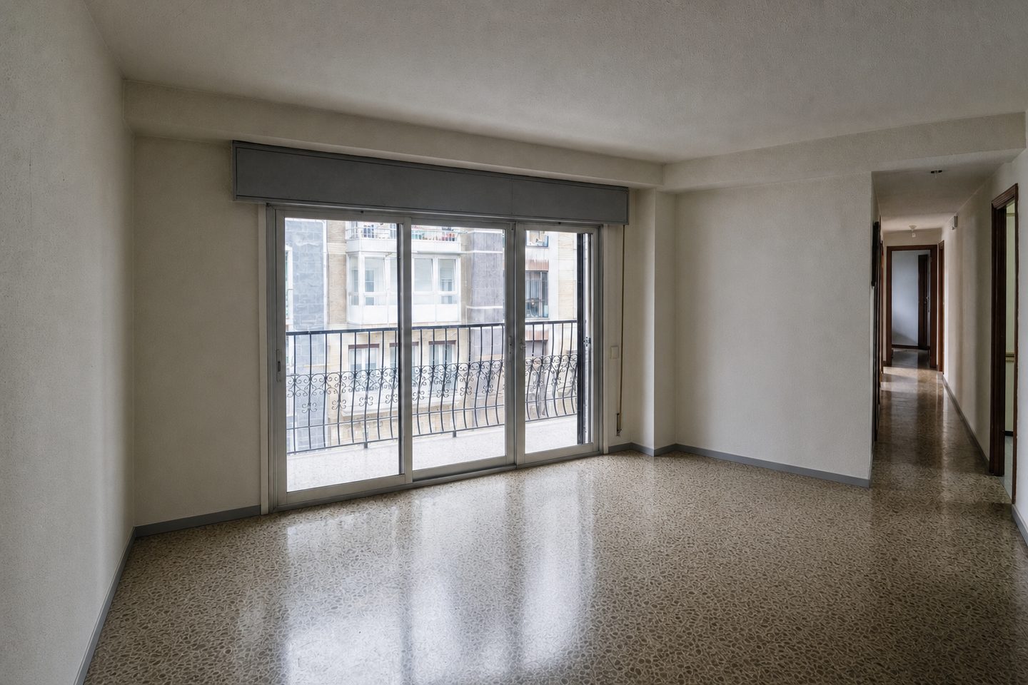 Salón junto a la Zurriola, Gros — Despejado