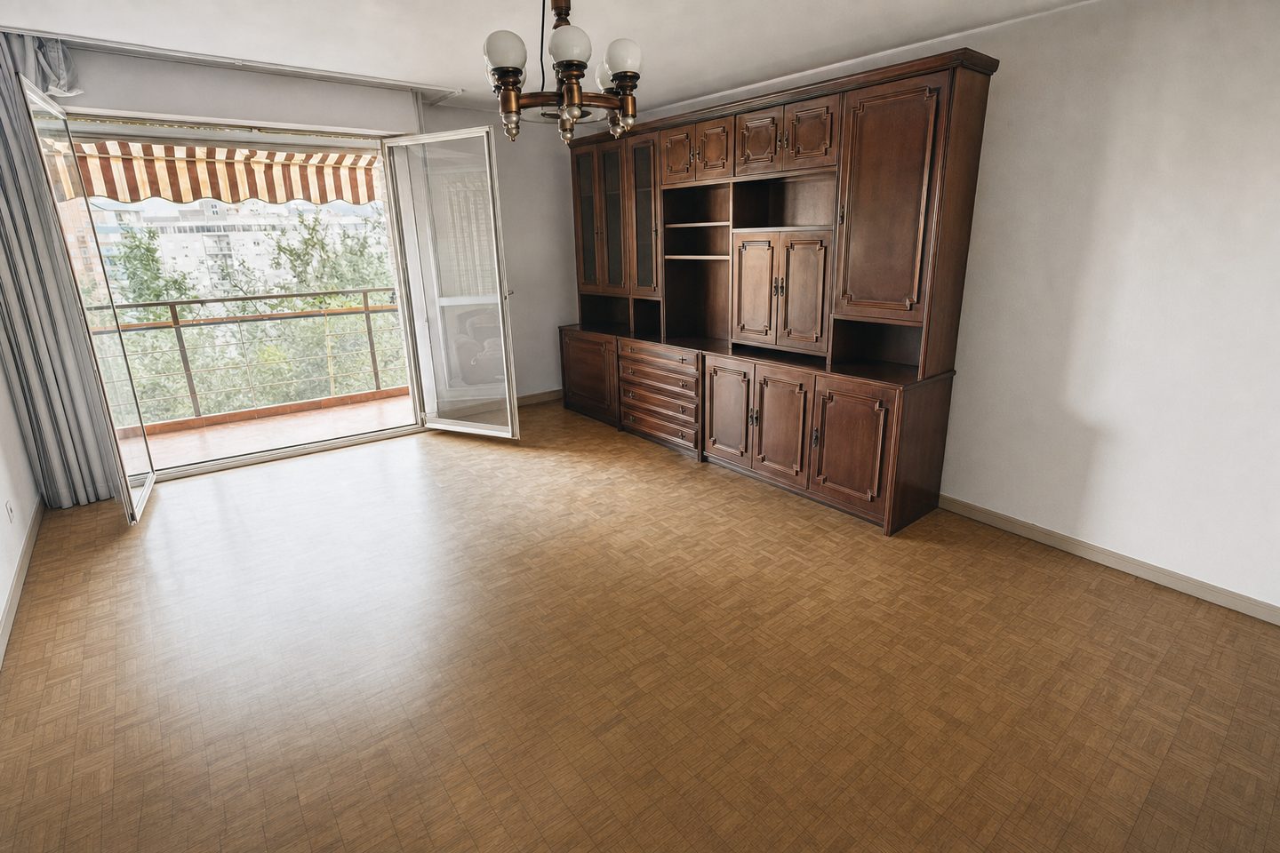 Salón familiar, Romareda — Despejado