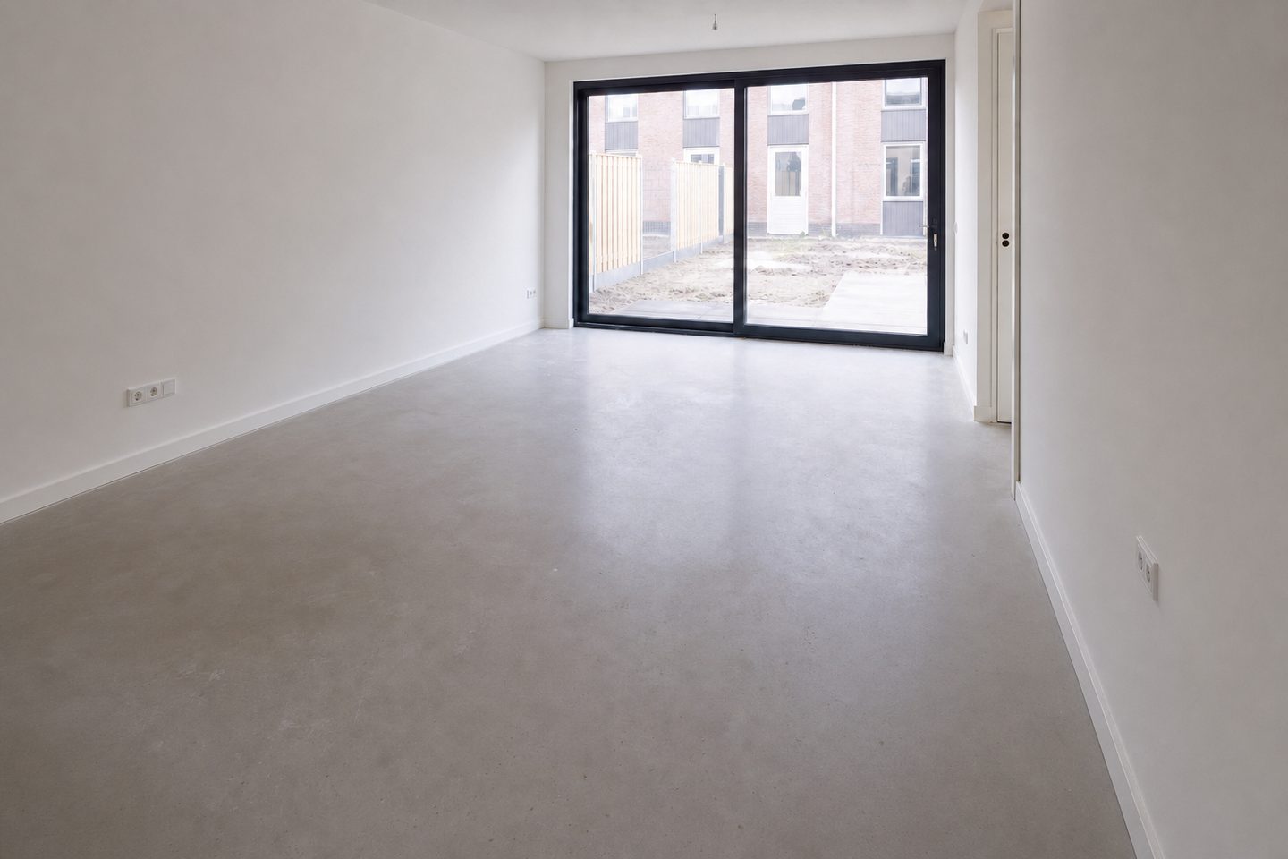 Woonkamer nieuwbouw, Breezicht — Opgeruimd