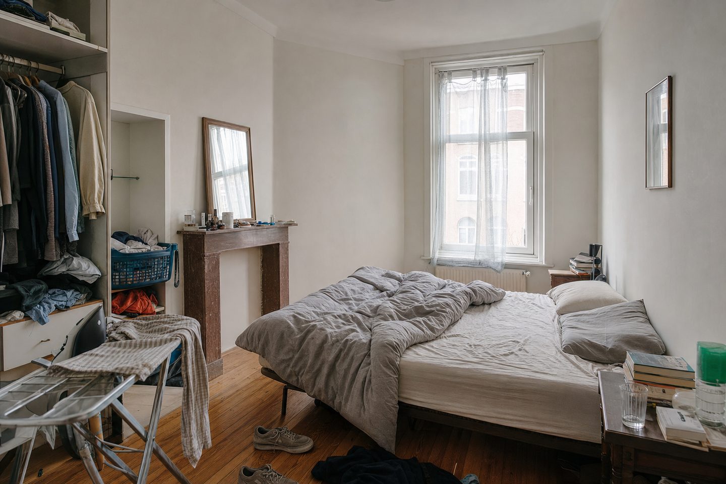A compact city bedroom with an alcove — Original