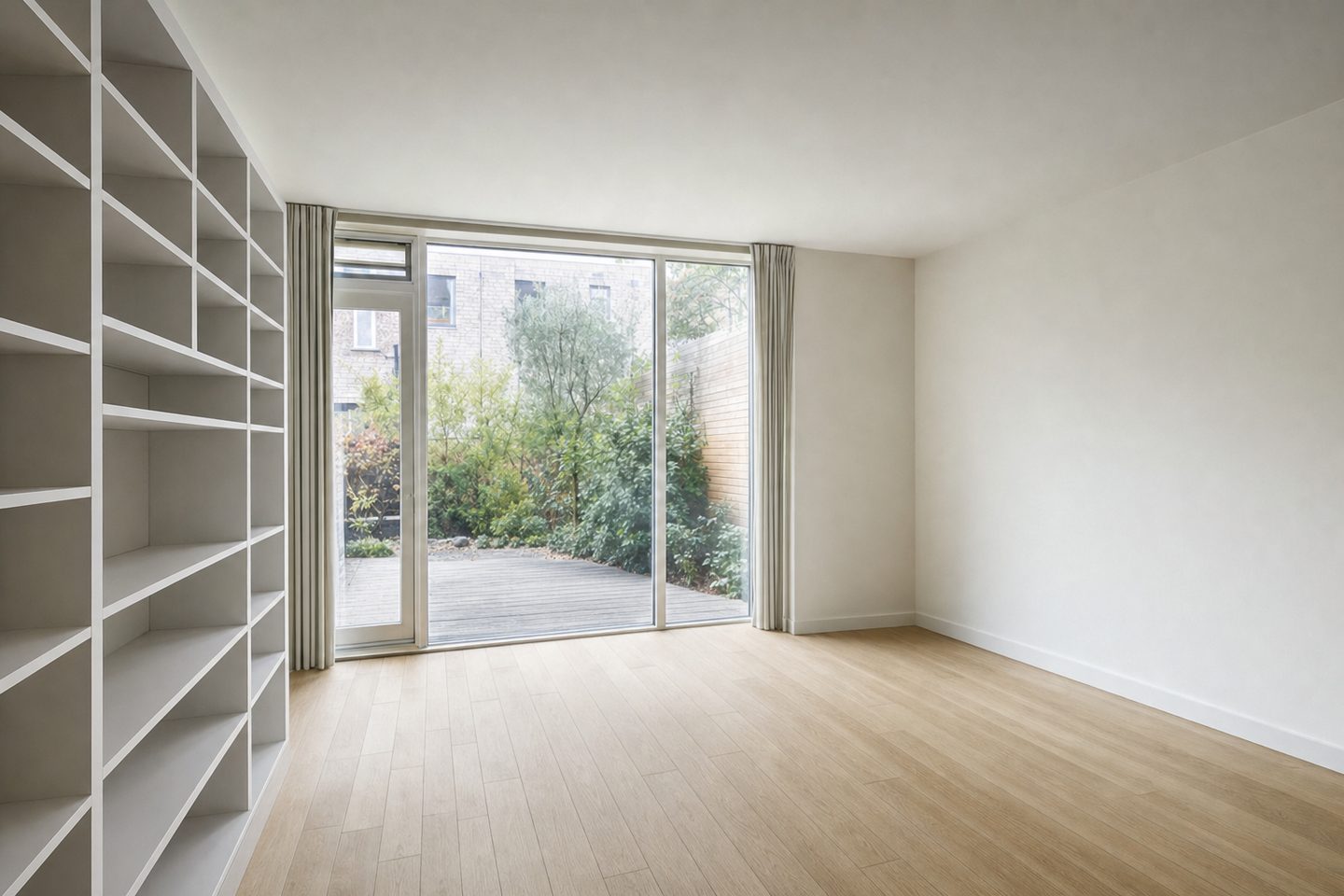 Ein modernes Haus zum Innenhof — Entrümpelt
