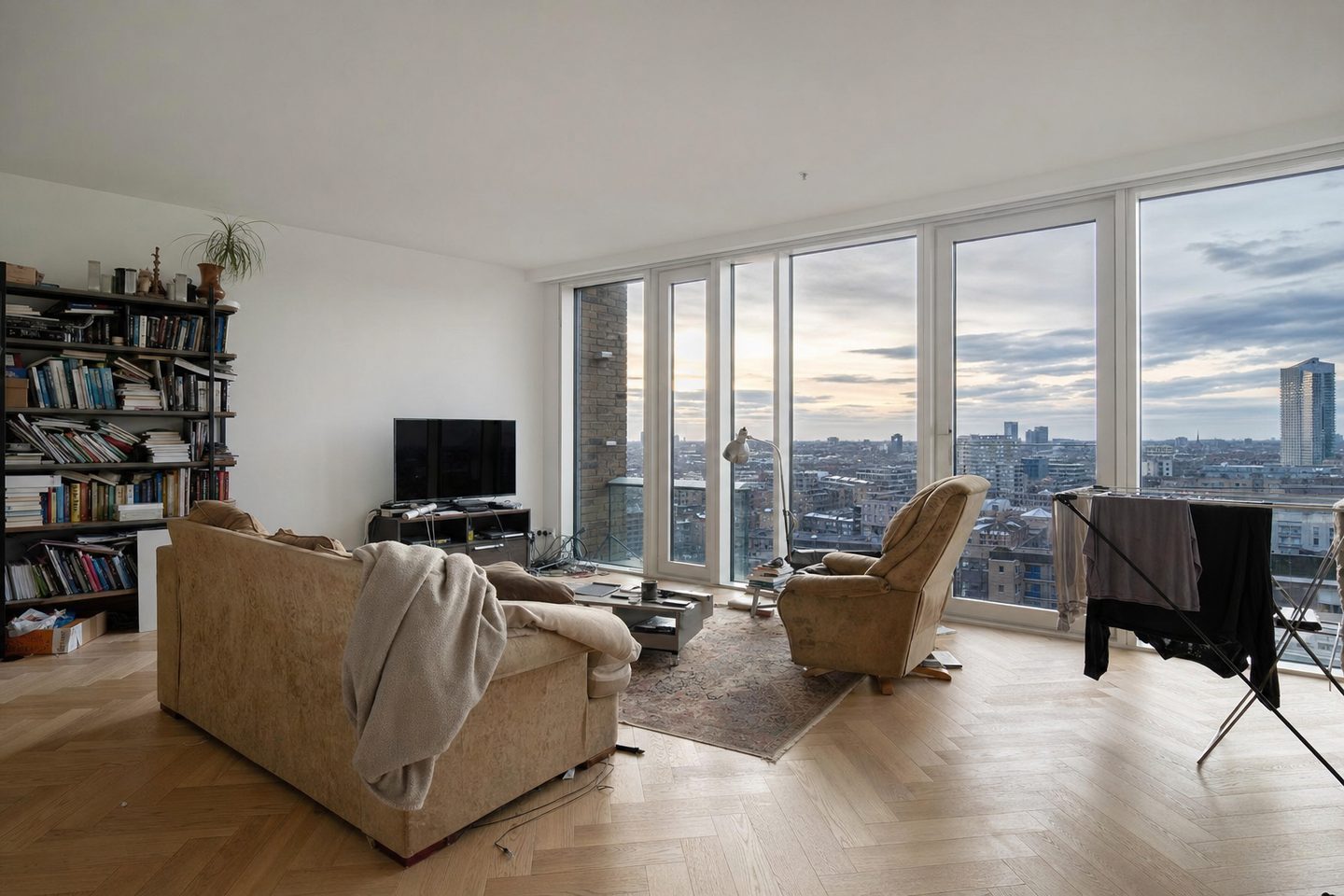 Ein Penthouse über der Stadt in der Dämmerung — Original