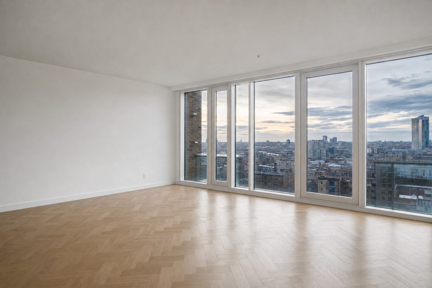 Ein Penthouse über der Stadt in der Dämmerung — Entrümpelt
