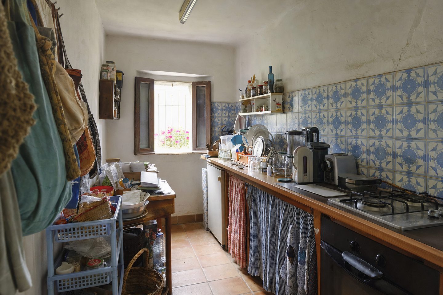 A compact village kitchen with blue tiles — Original