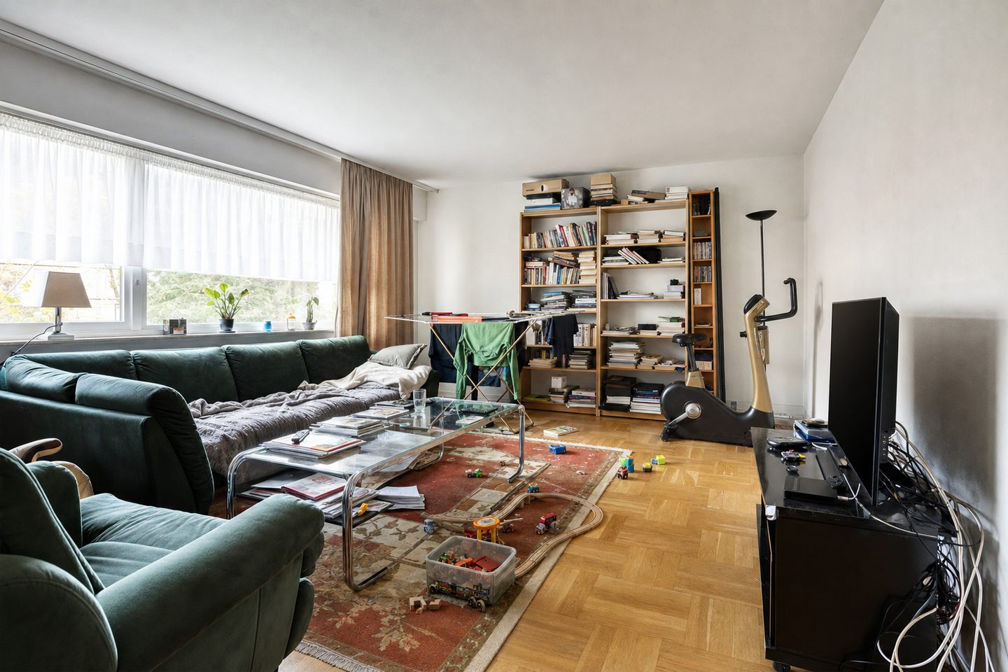Un appartement des années 60 avec une longue fenêtre — Original