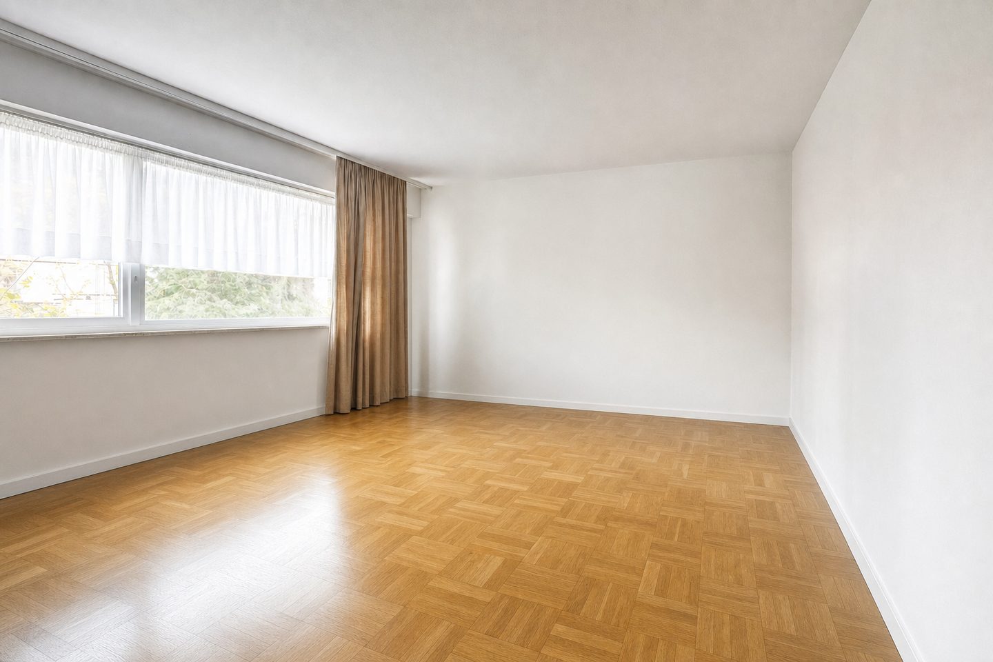 Un appartement des années 60 avec une longue fenêtre — Désencombré
