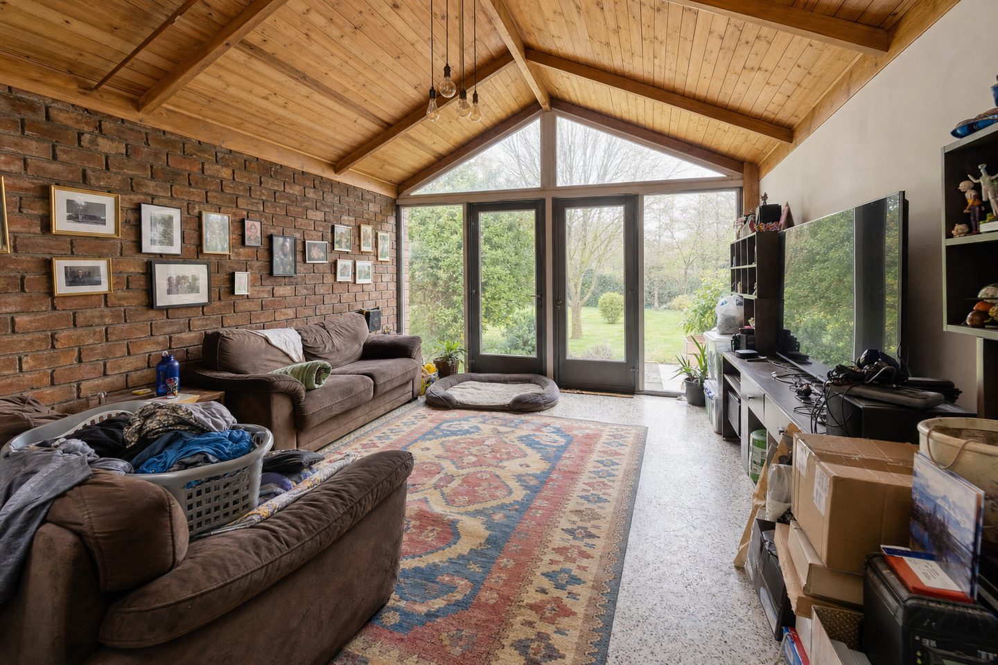 Un bungalow aux parois vitrées et sol en terrazzo — Original