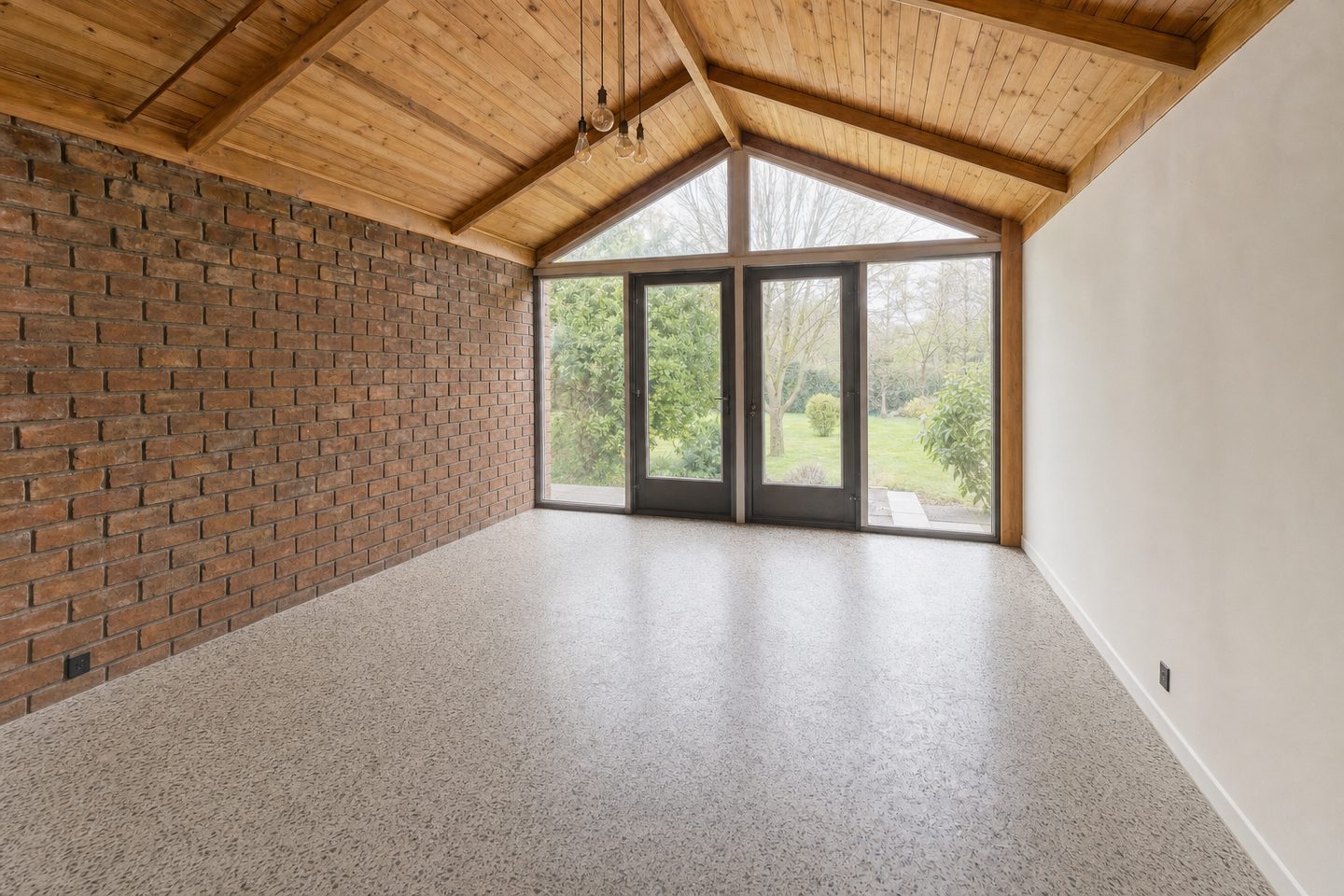 Un bungalow aux parois vitrées et sol en terrazzo — Désencombré