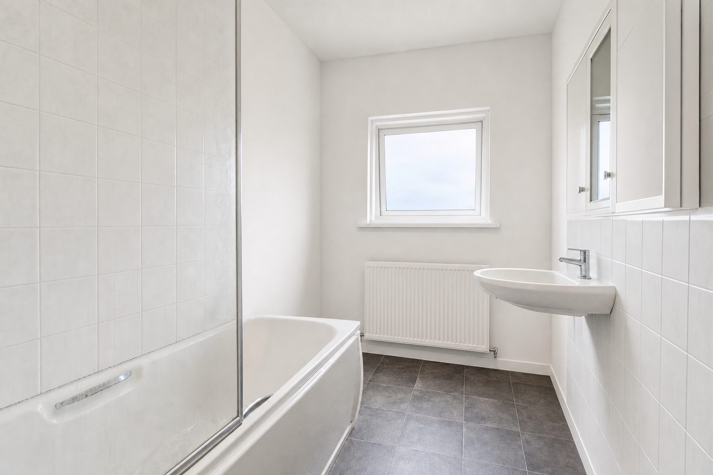 Das skandinavische Badezimmer — Entrümpelt