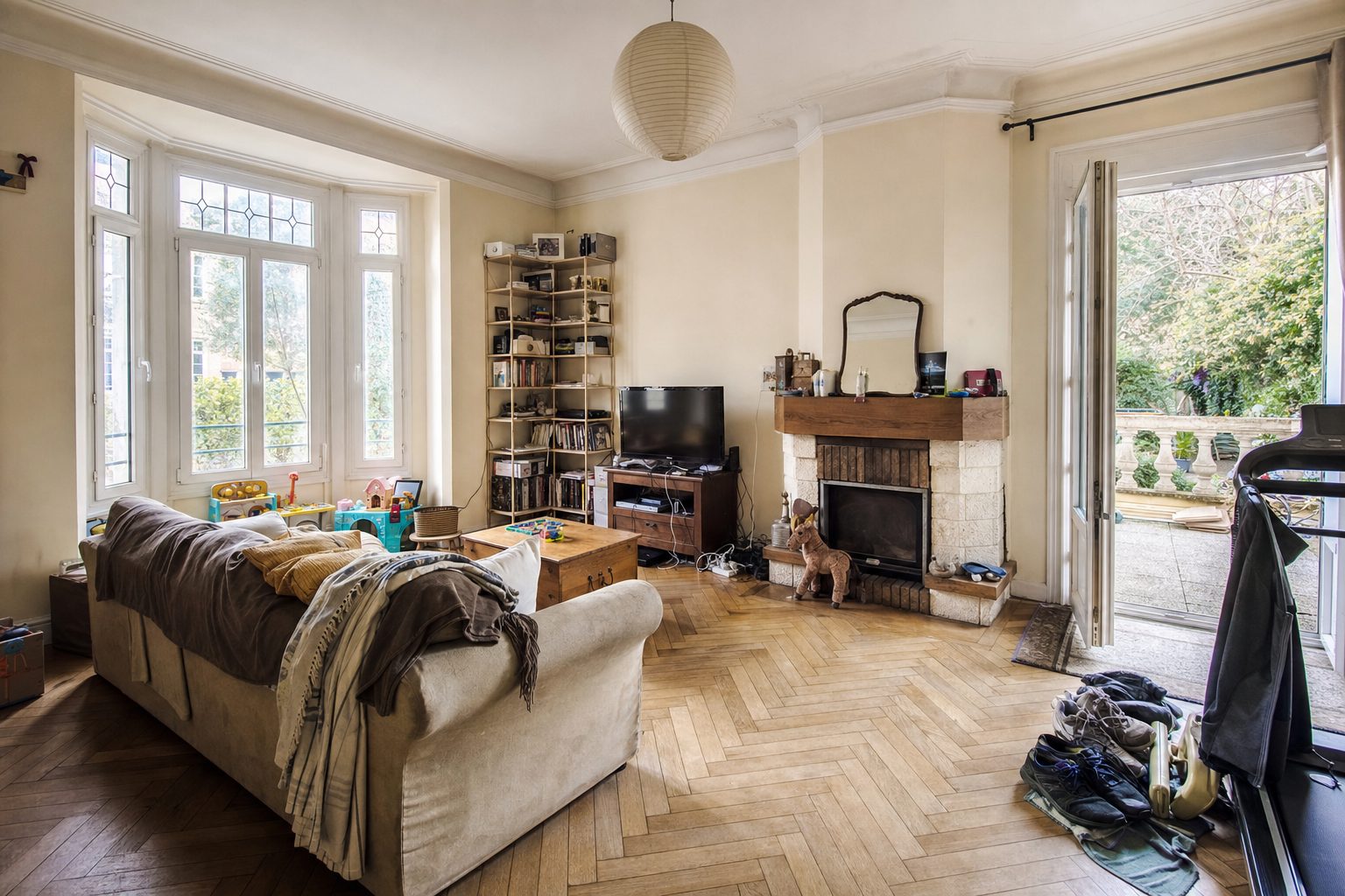 Séjour d'une maison familiale des années 30, bow-window à vitraux et parquet en chevrons — Original