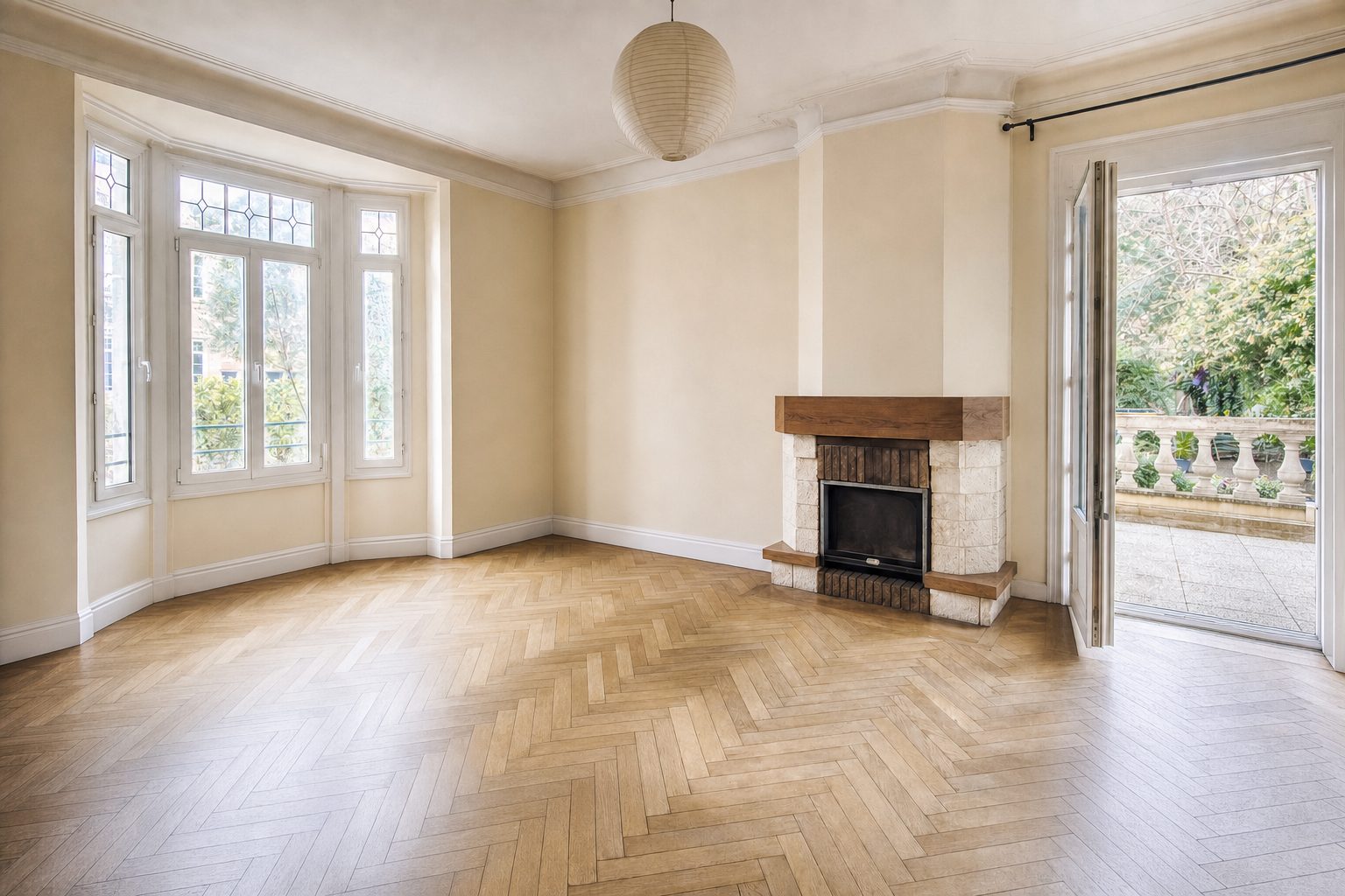 Séjour d'une maison familiale des années 30, bow-window à vitraux et parquet en chevrons — Désencombré