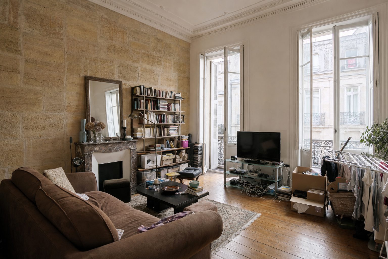 Séjour en pierre blonde avec mur de pierre apparente et cheminée de marbre — Original