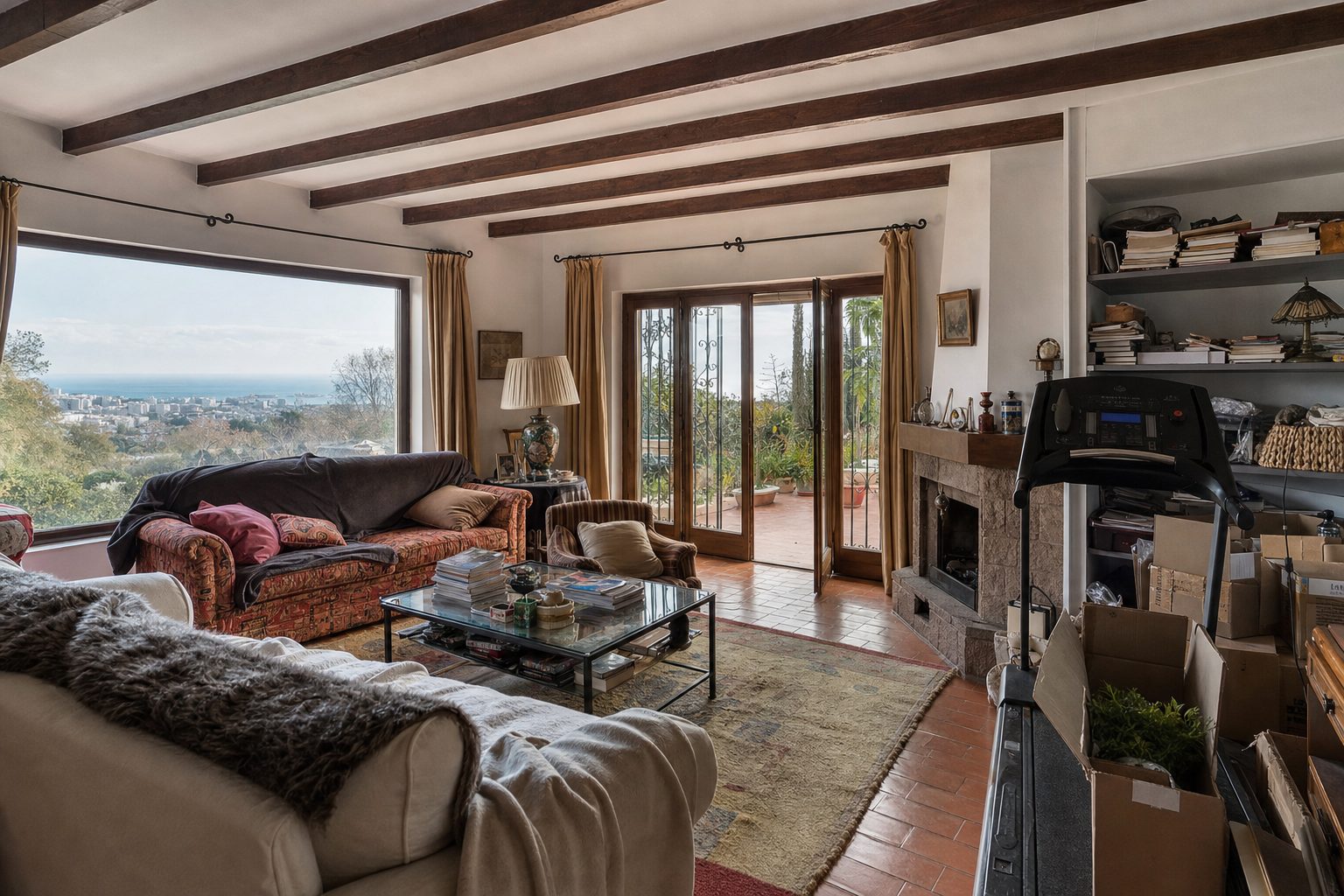 Salón de chalet con vigas, chimenea de piedra y vistas lejanas al mar — Original