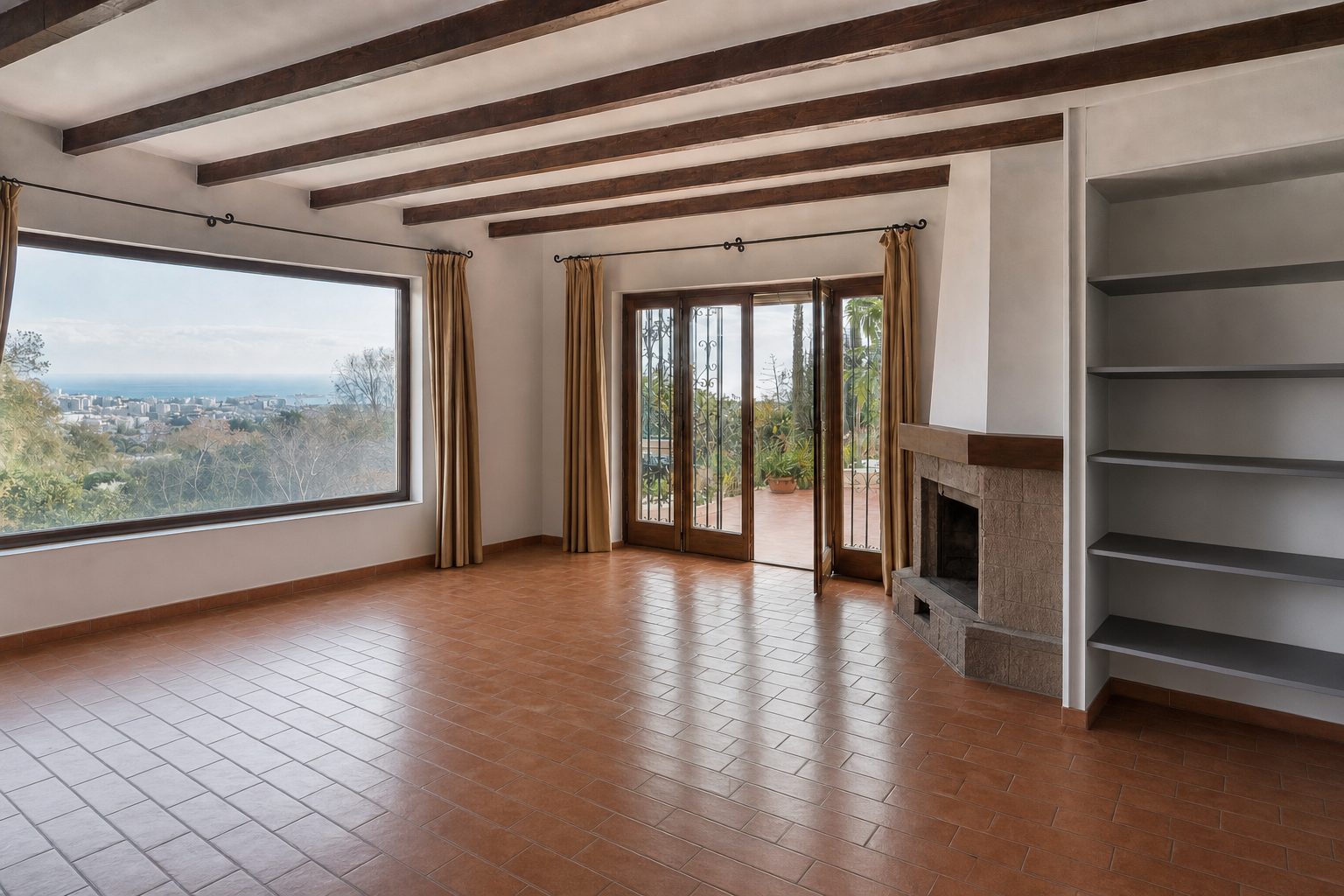 Salón de chalet con vigas, chimenea de piedra y vistas lejanas al mar — Despejado