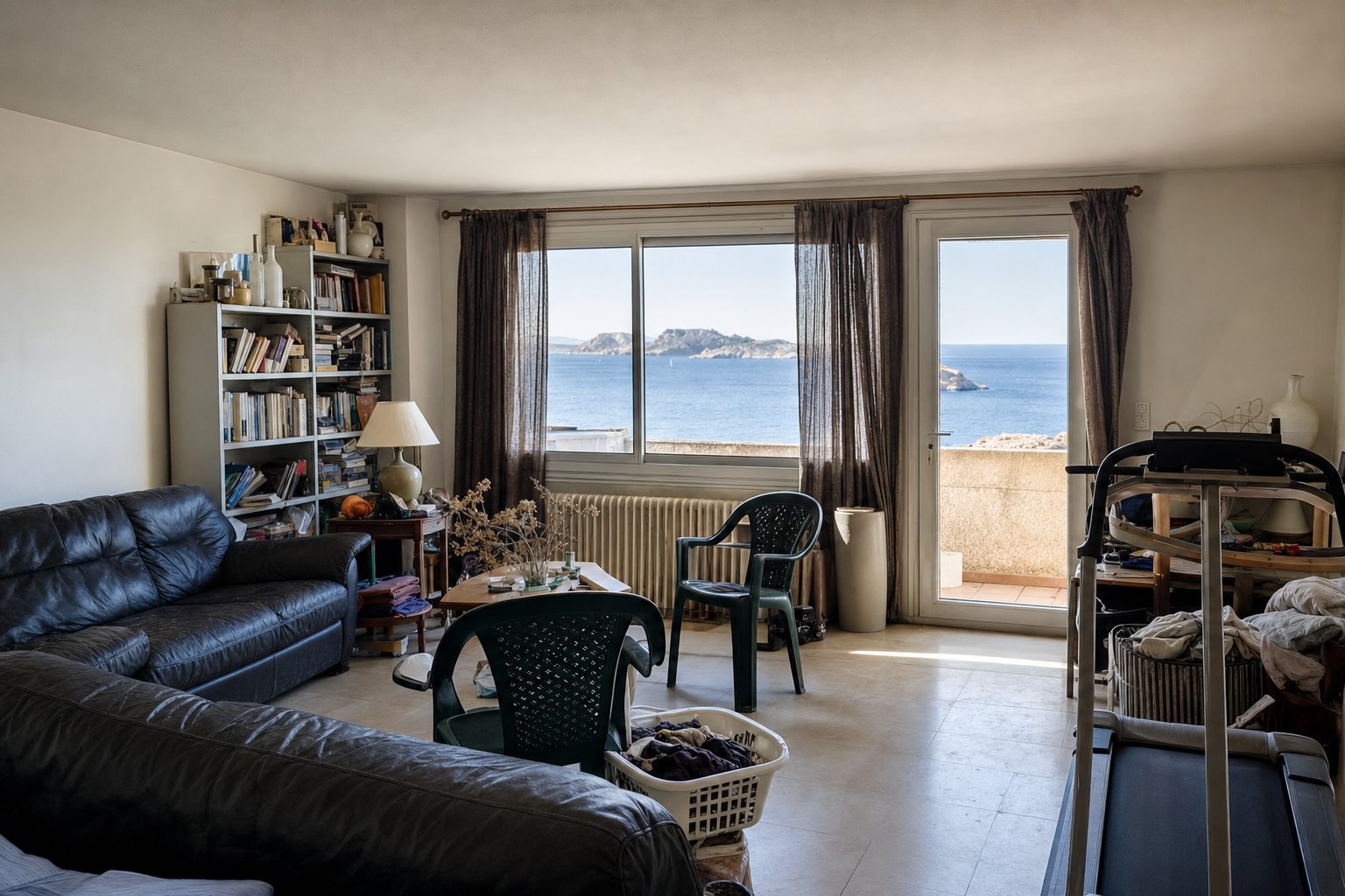 Séjour ouvert sur une petite terrasse, vue directe sur la mer et les îles du Frioul — Original