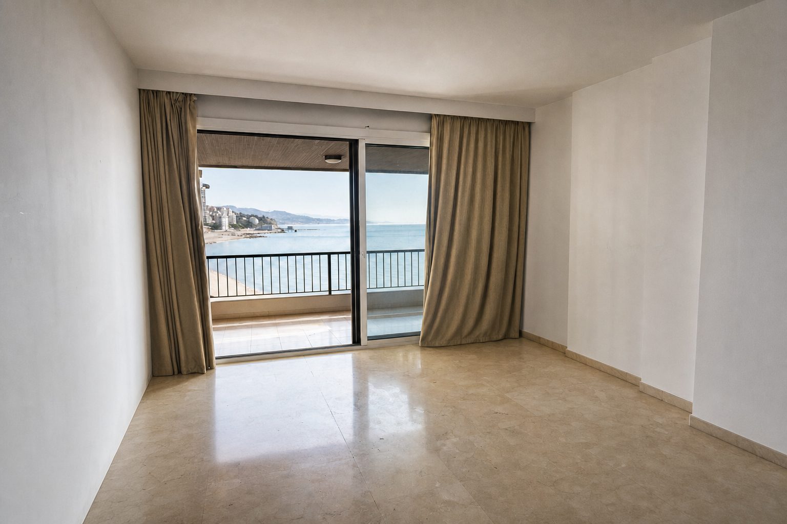 Salón con terraza y vistas a la playa — Despejado