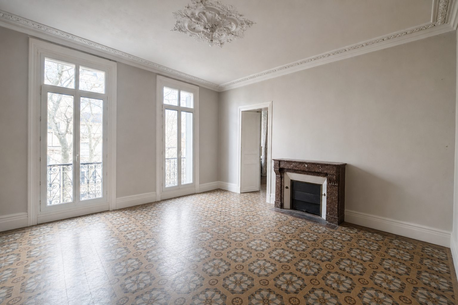 Salle à manger bourgeoise à carreaux de ciment et rosace, près du palais Longchamp — Désencombré