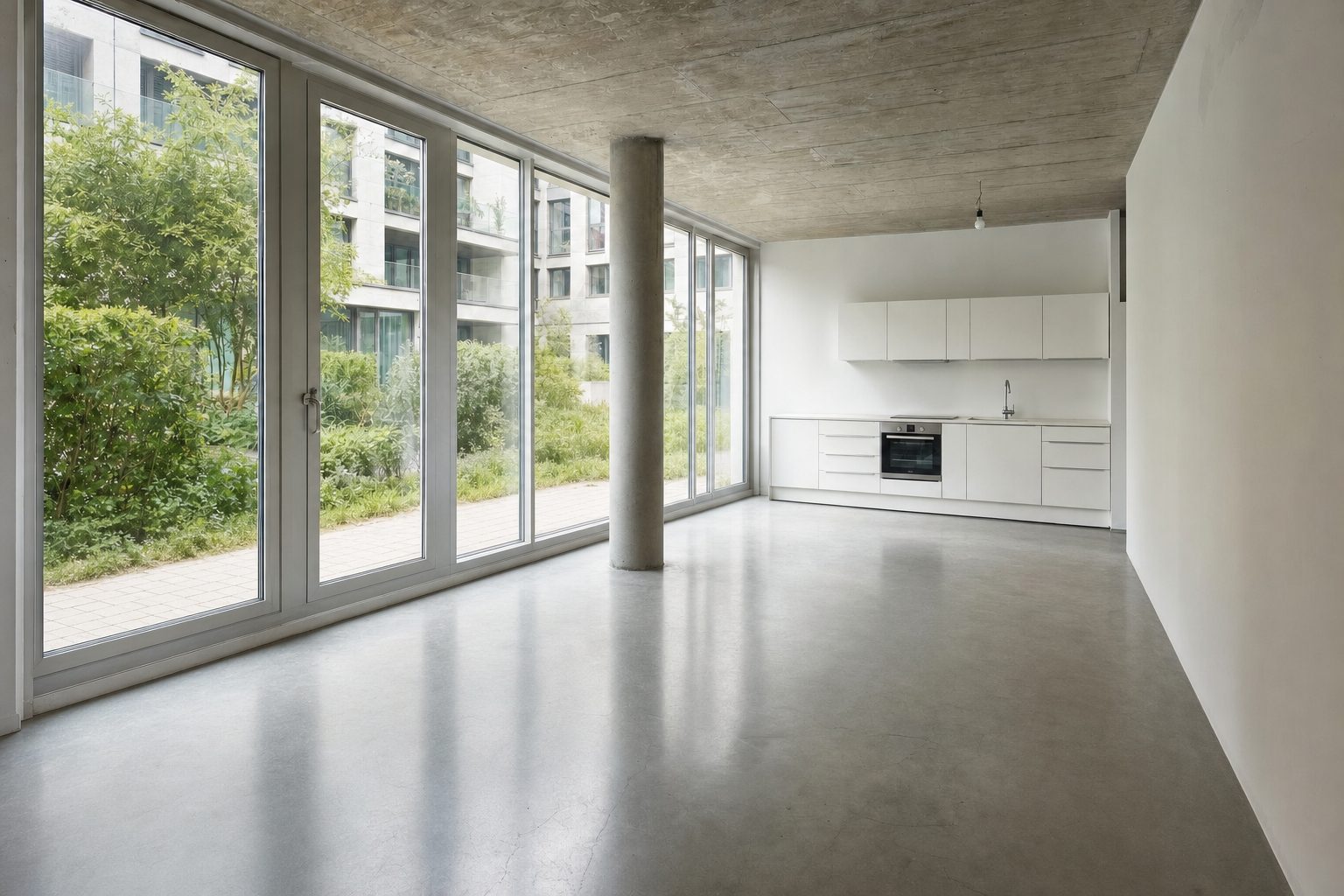 Offener Wohnbereich in einem Neubau mit Betonboden und Glasfront zum Innenhof — Entrümpelt