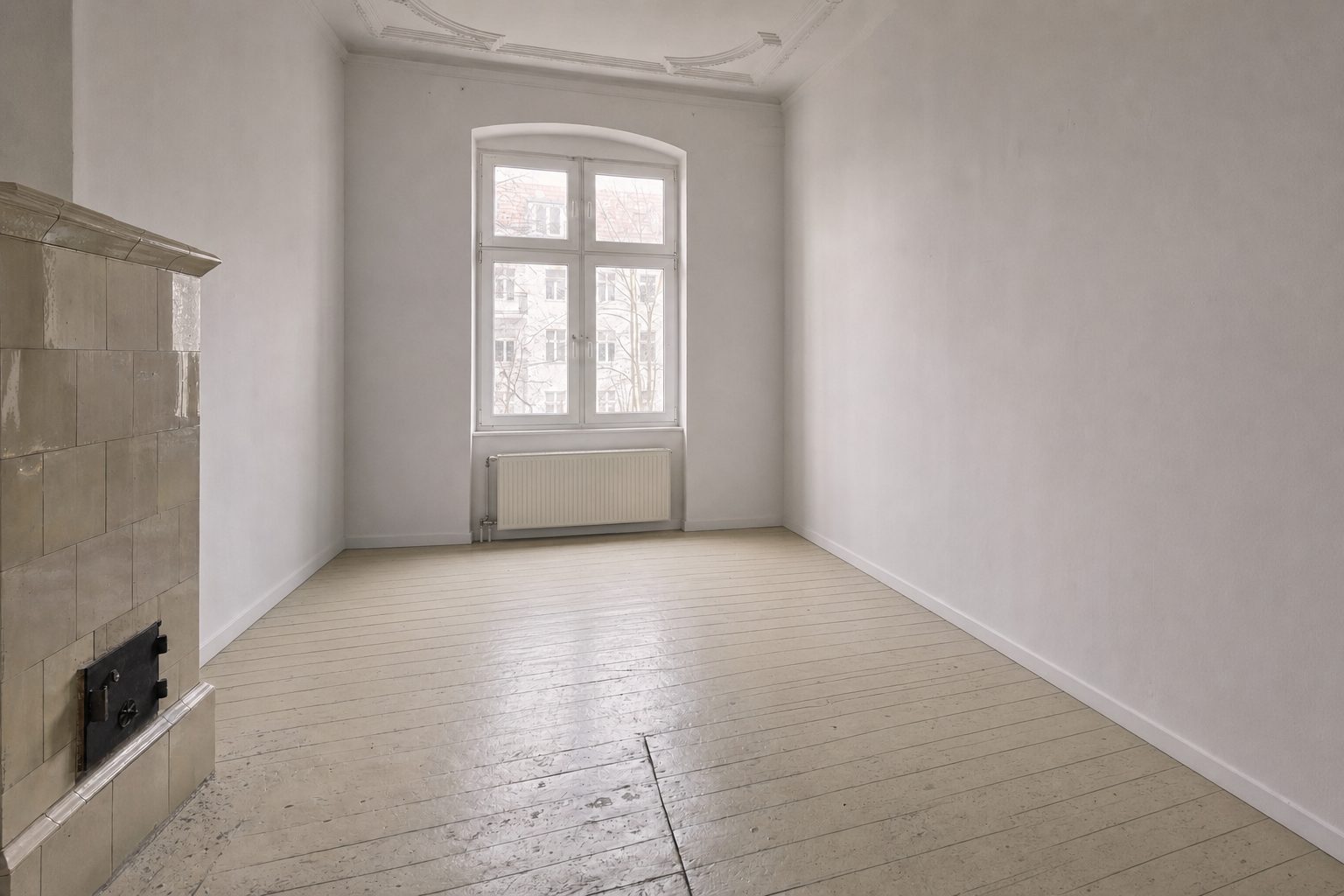 Altbau-Wohnzimmer mit Kachelofen und Hofblick nahe Weserstraße — Entrümpelt