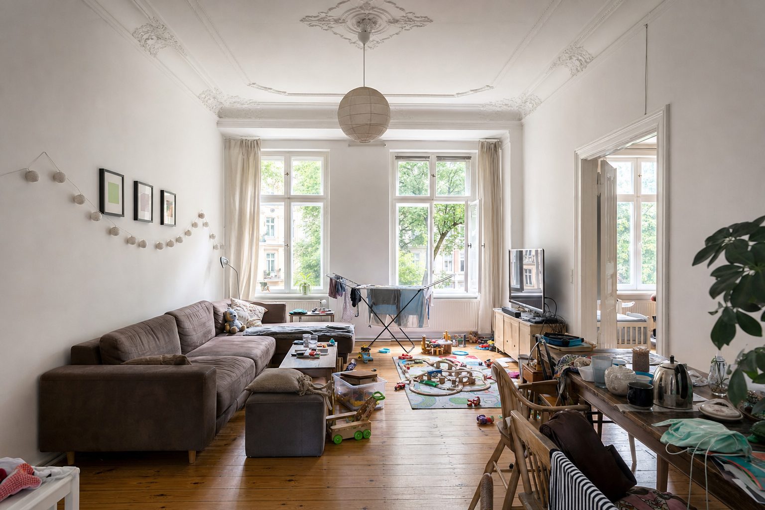Saniertes Altbau-Wohnzimmer mit Stuck nahe Florakiez — Original