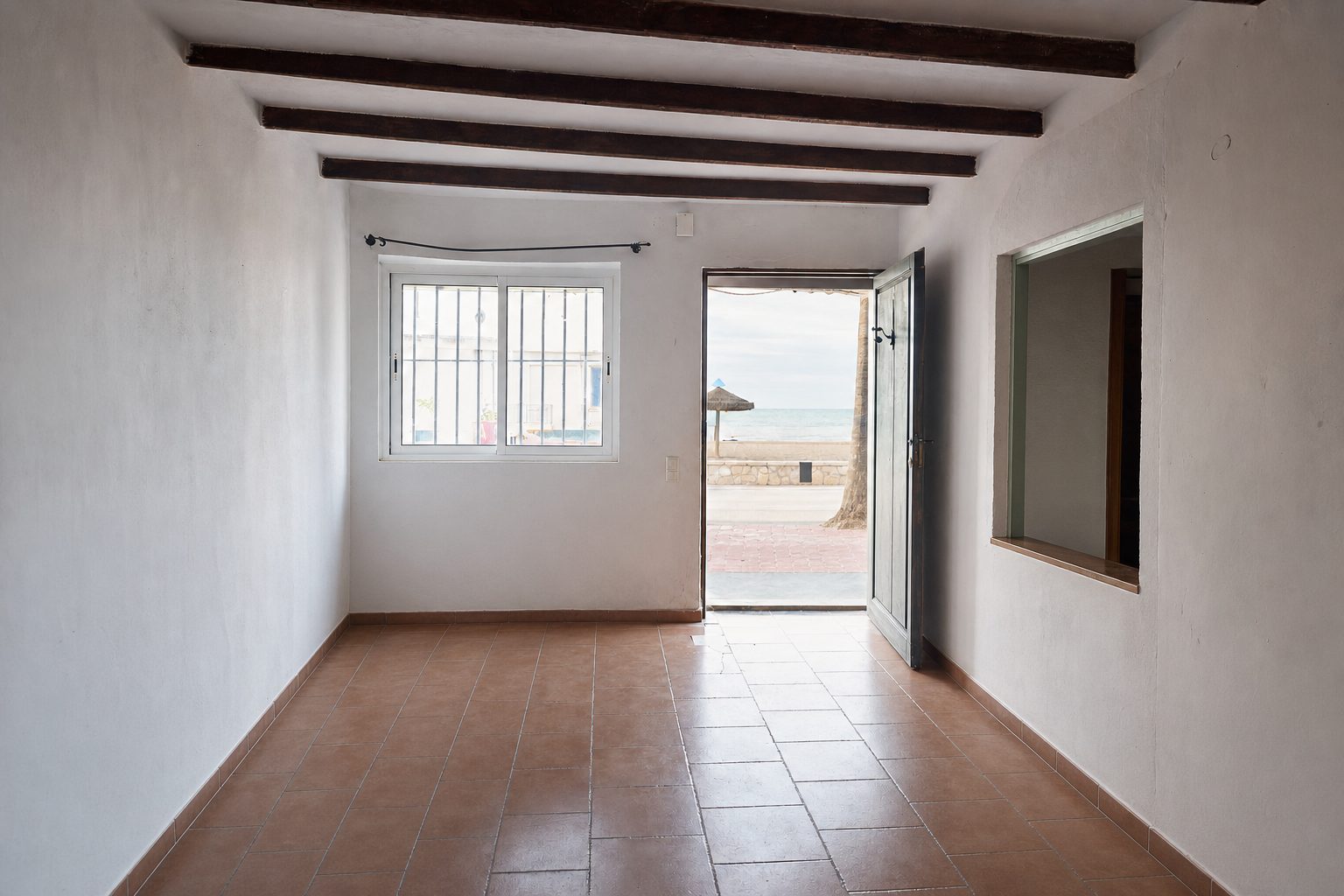 Salón de casa marinera junto al paseo marítimo — Despejado