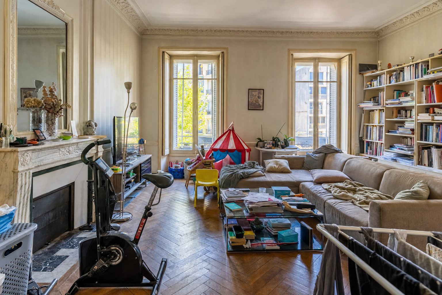Séjour haussmannien à moulures et cheminée de marbre, avenue du Prado — Original