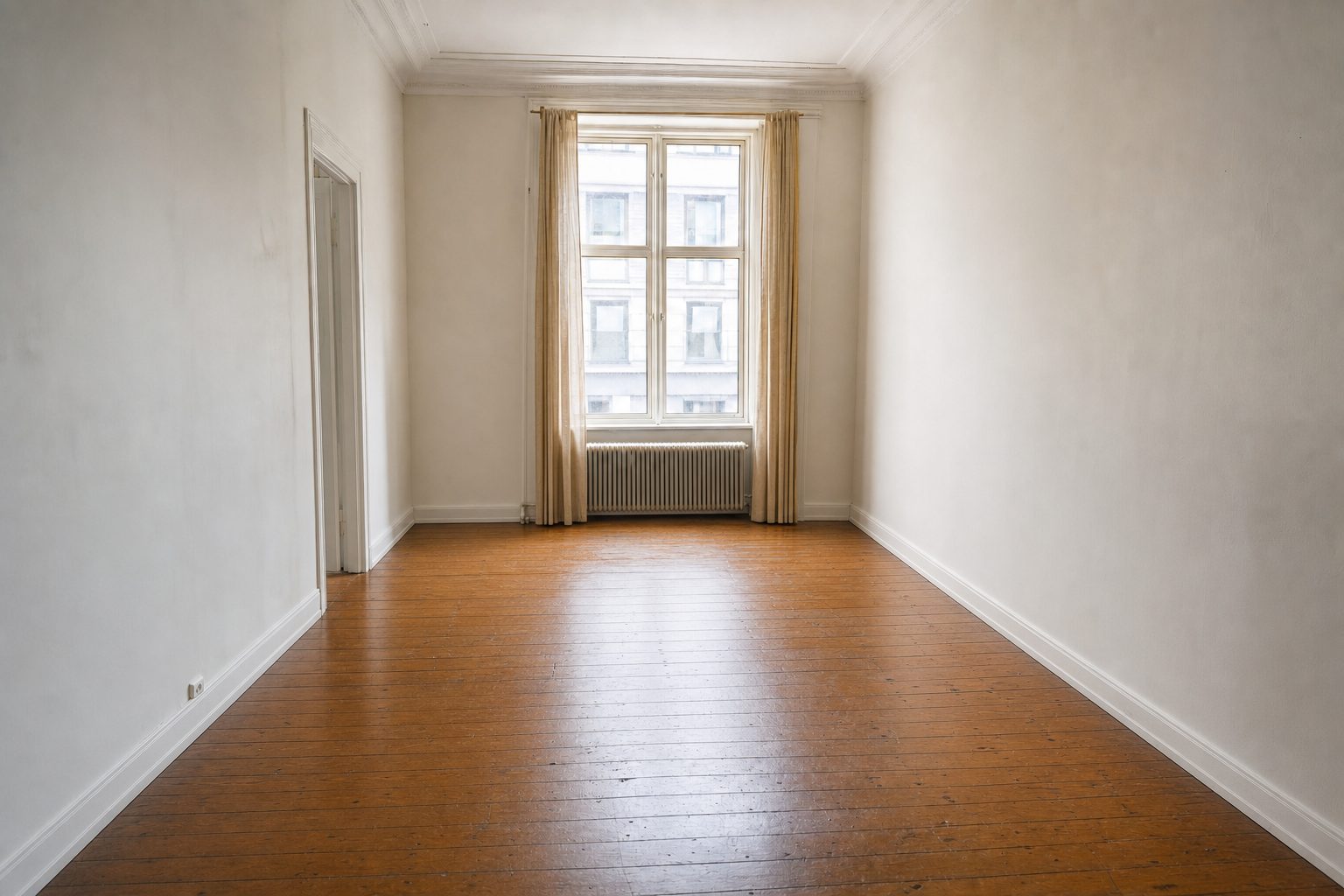 Eine Altbauwohnung mit hoher Decke — Entrümpelt