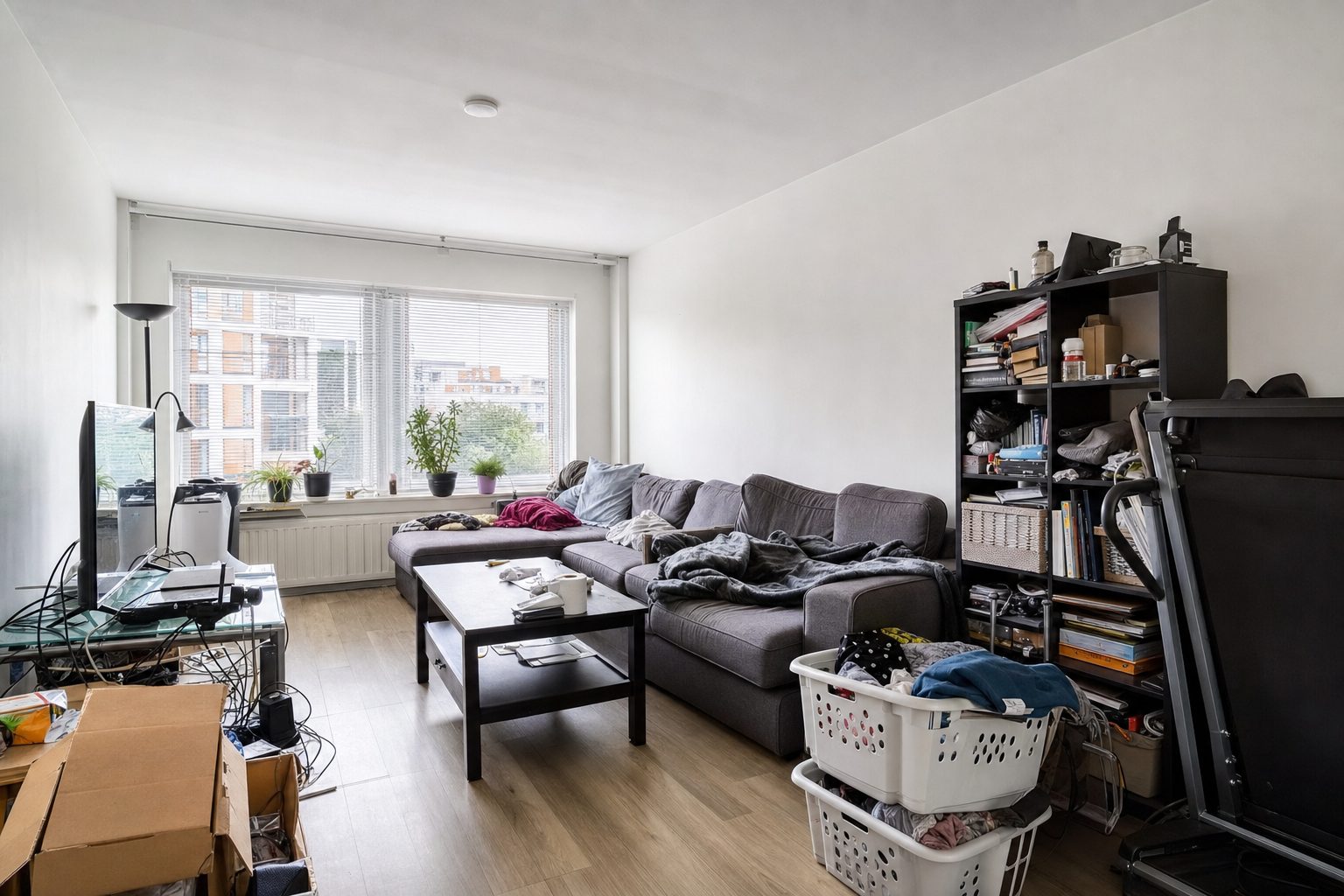 Eine kleine moderne Wohnung mit niedriger Decke — Original