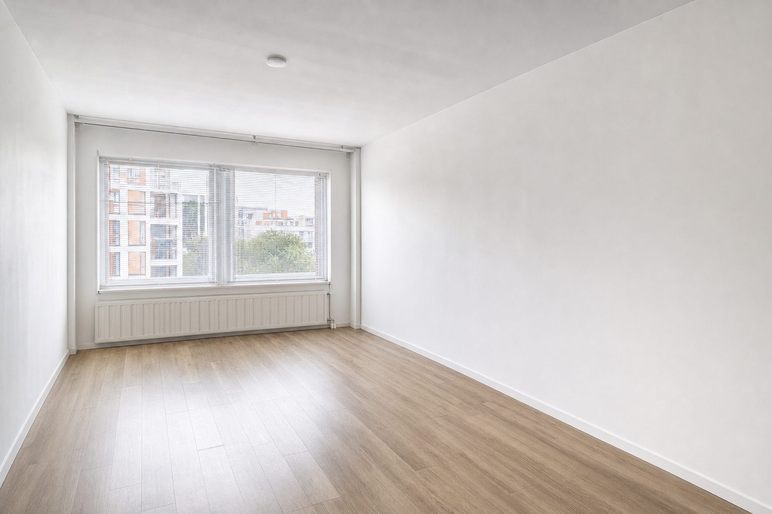 Eine kleine moderne Wohnung mit niedriger Decke — Entrümpelt