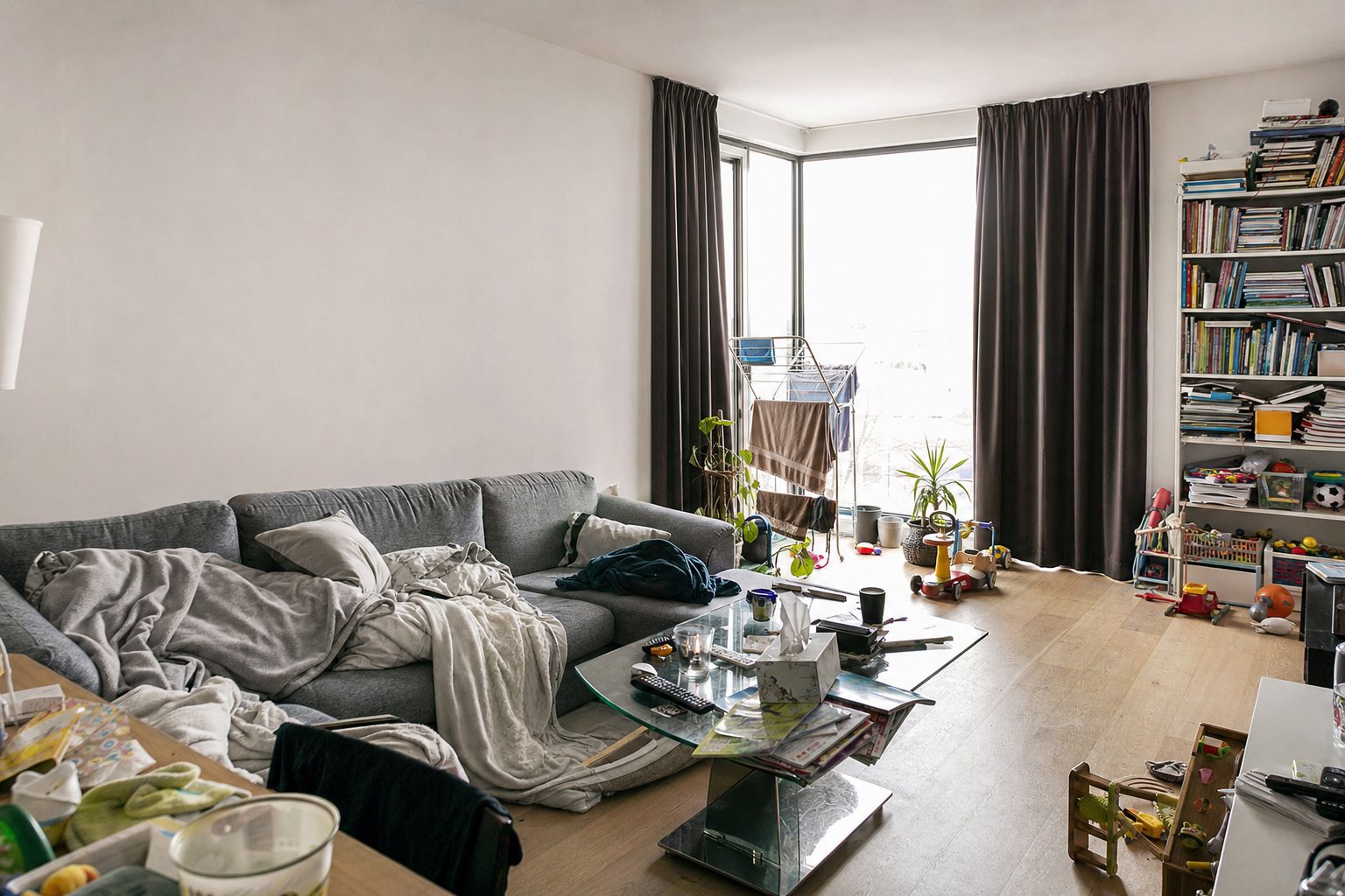 Eine moderne Stadtwohnung mit Eckfenster — Original