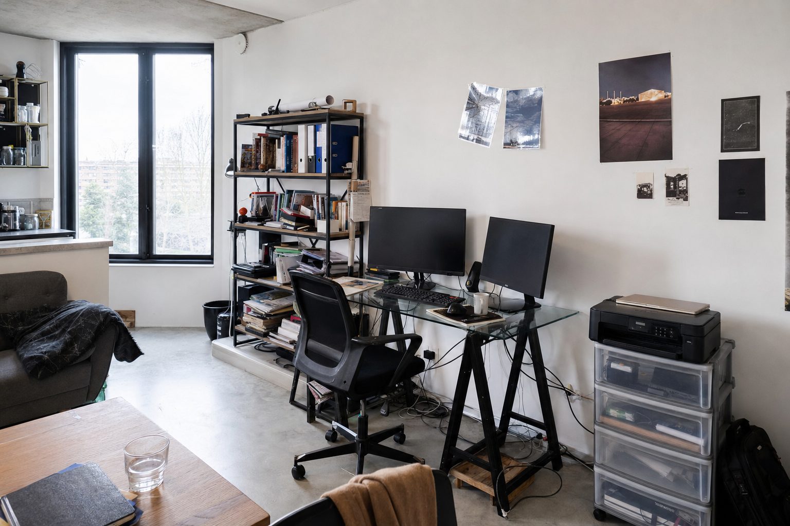 Un coin travail dans un appartement ouvert — Original