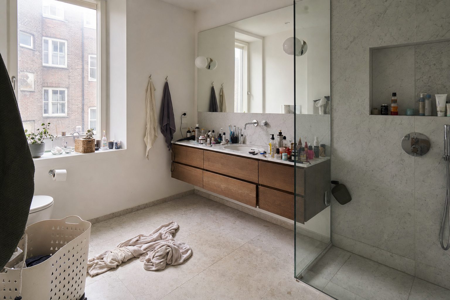 Een moderne appartementsbadkamer met inloopdouche — Origineel