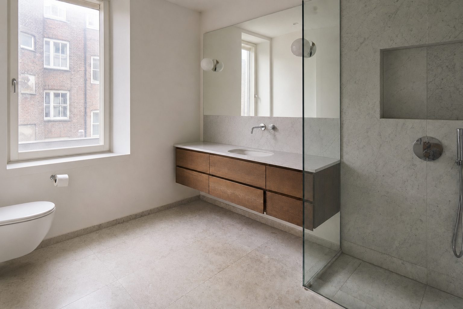 Een moderne appartementsbadkamer met inloopdouche — Opgeruimd